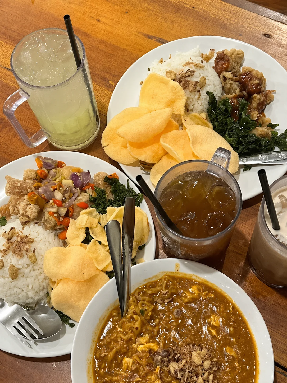 Rice dishes, snacks and drinks at Warkop Kelawai